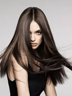 mujer cabello alisado