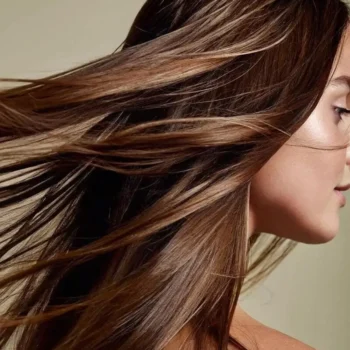 mujer cabello alisado
